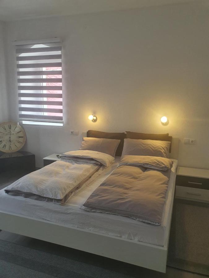 Apartman Din ทราฟนิค ภายนอก รูปภาพ