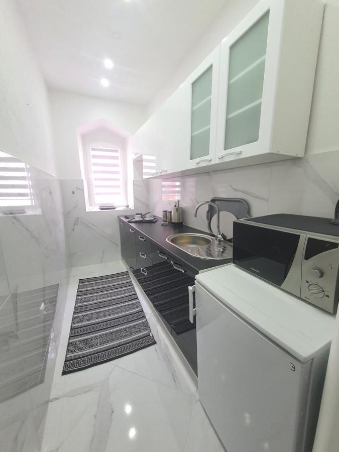 Apartman Din ทราฟนิค ภายนอก รูปภาพ