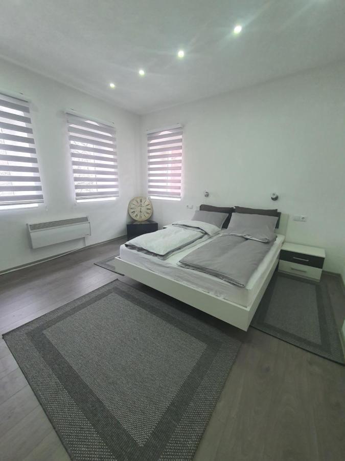 Apartman Din ทราฟนิค ภายนอก รูปภาพ